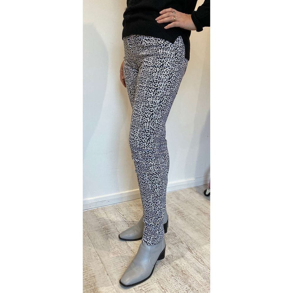 Comfort Fit Snow Leopard Jeans - style-heaven